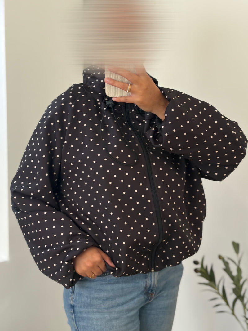 Bomber noir à pois blancs, coupe oversize, porté sur un jean