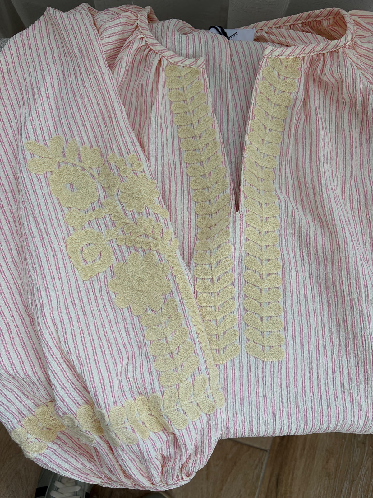 Chemise bohème — détail des broderies florales beige