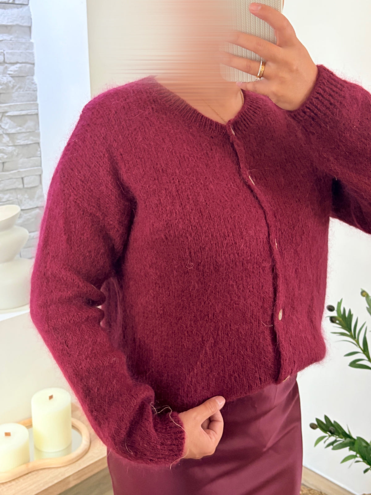 Gilet en mohair bordeaux — détail de la maille duveteuse