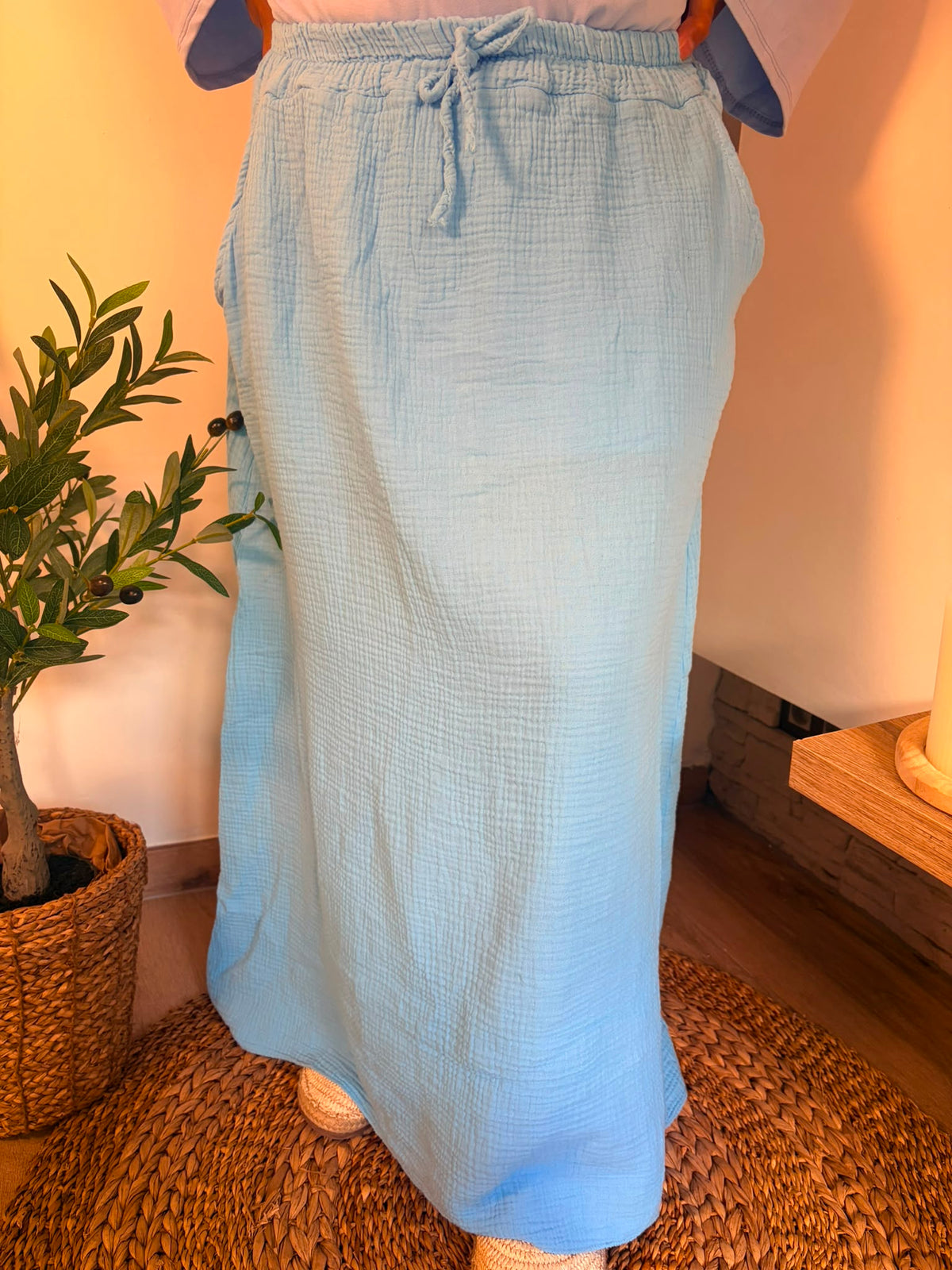 Jupe longue bleu clair — portée