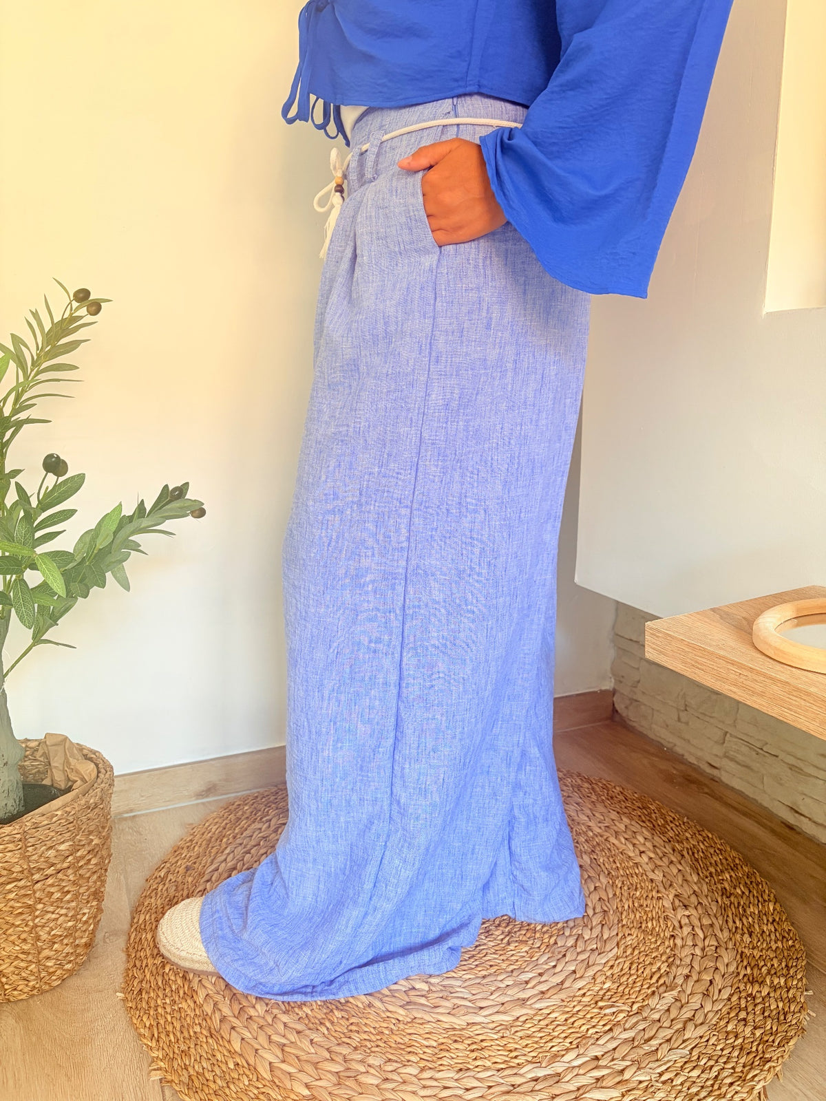Pantalon large effet jeans bleu clair — détail ceinture