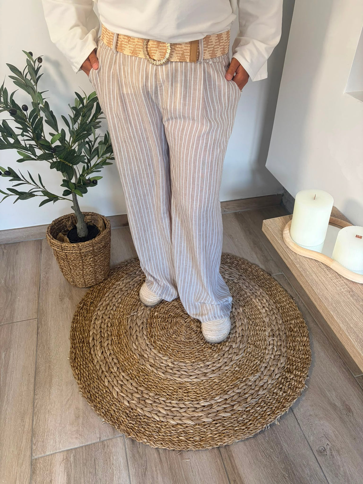 Pantalon rayé en lin beige — détail ceinture