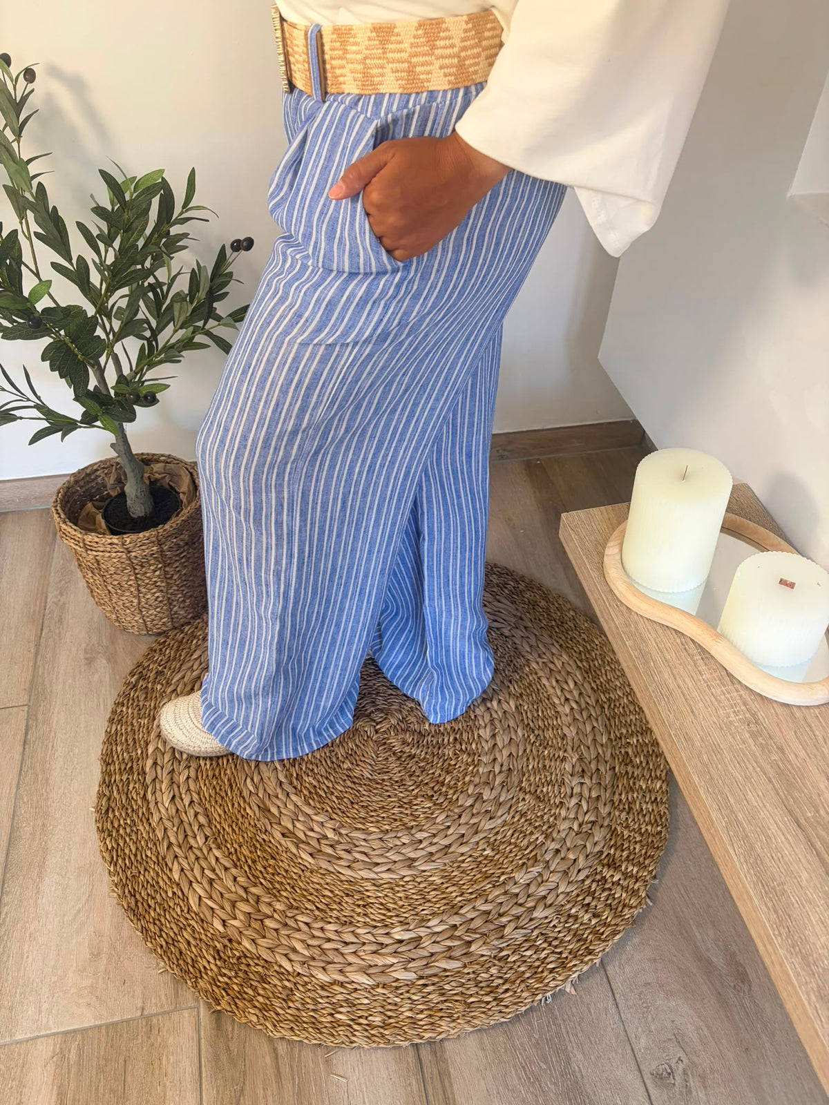 Pantalon rayé en lin bleu — détail ceinture