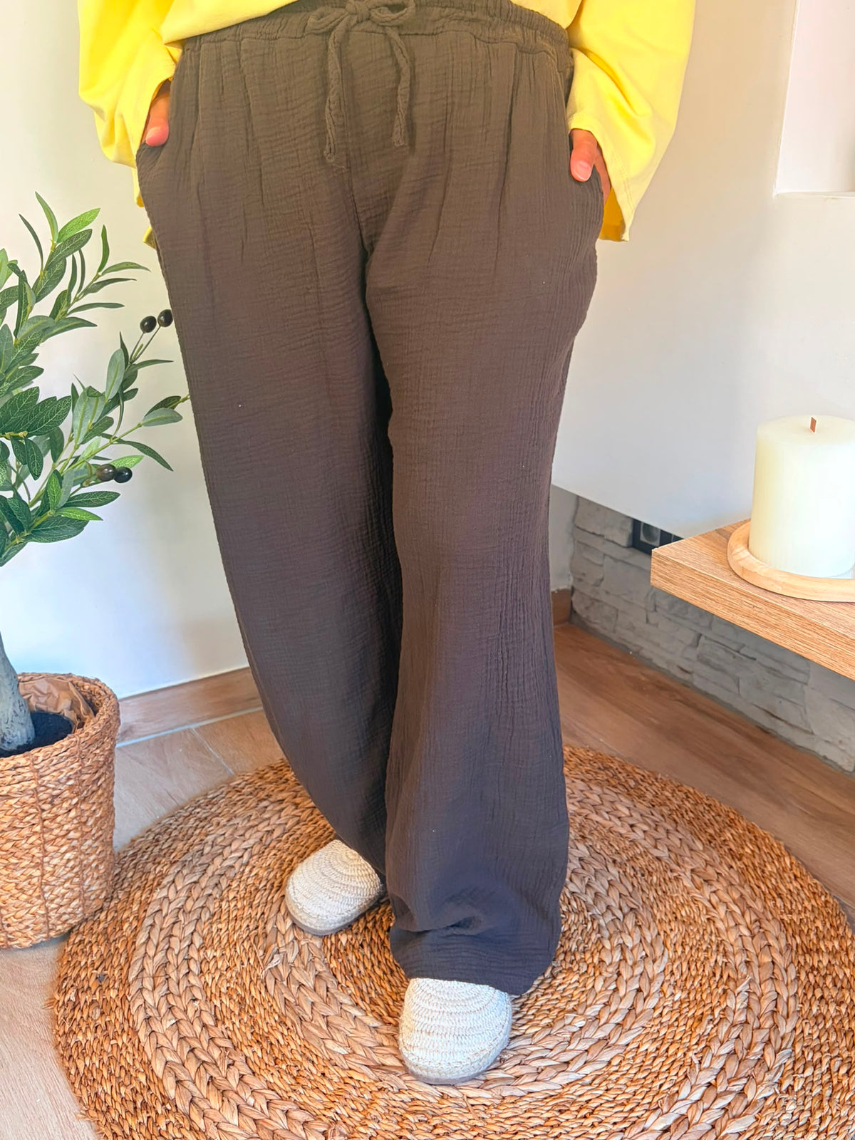 Pantalon simple brun — détail