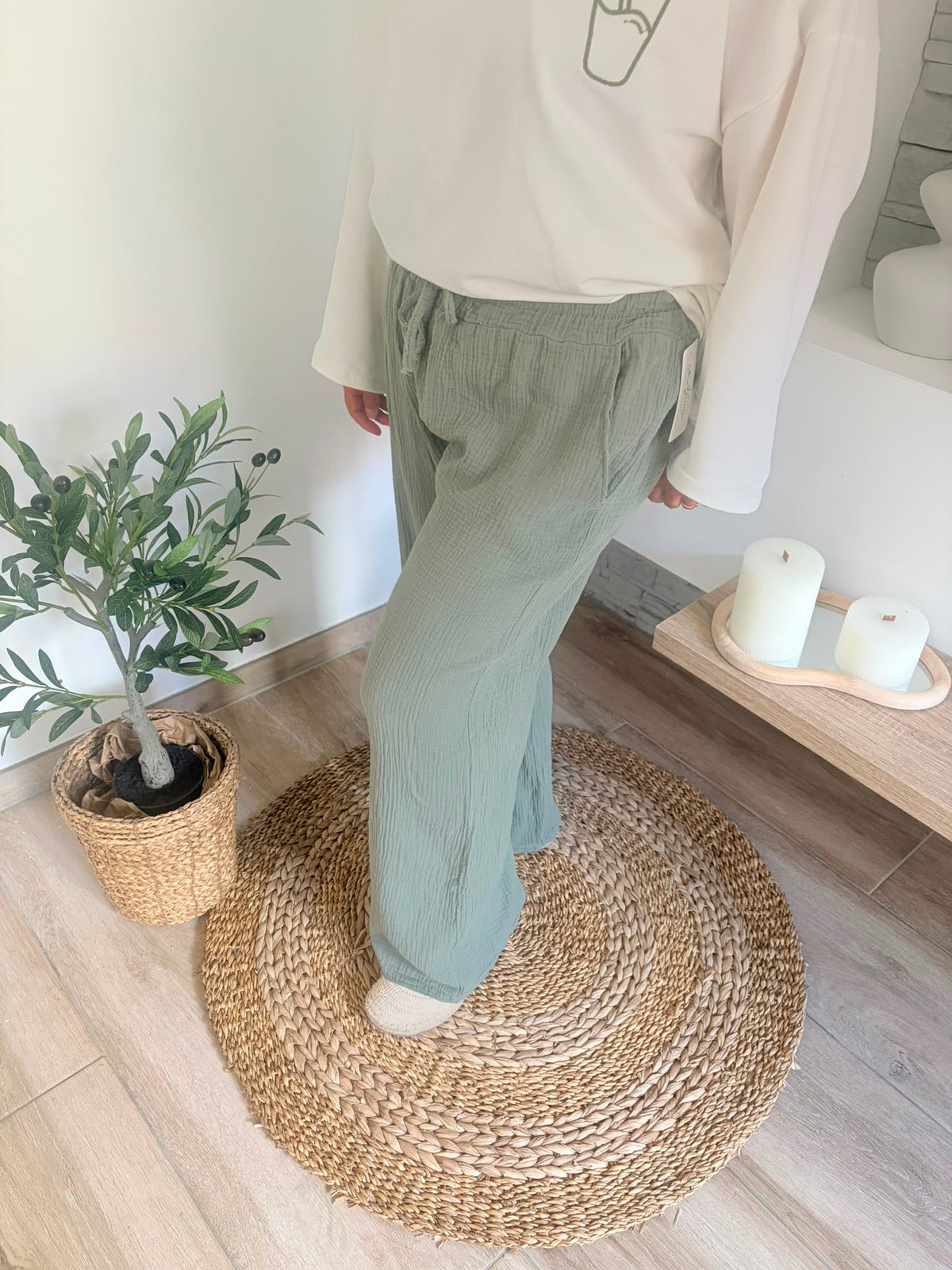 Pantalon simple kaki — porté
