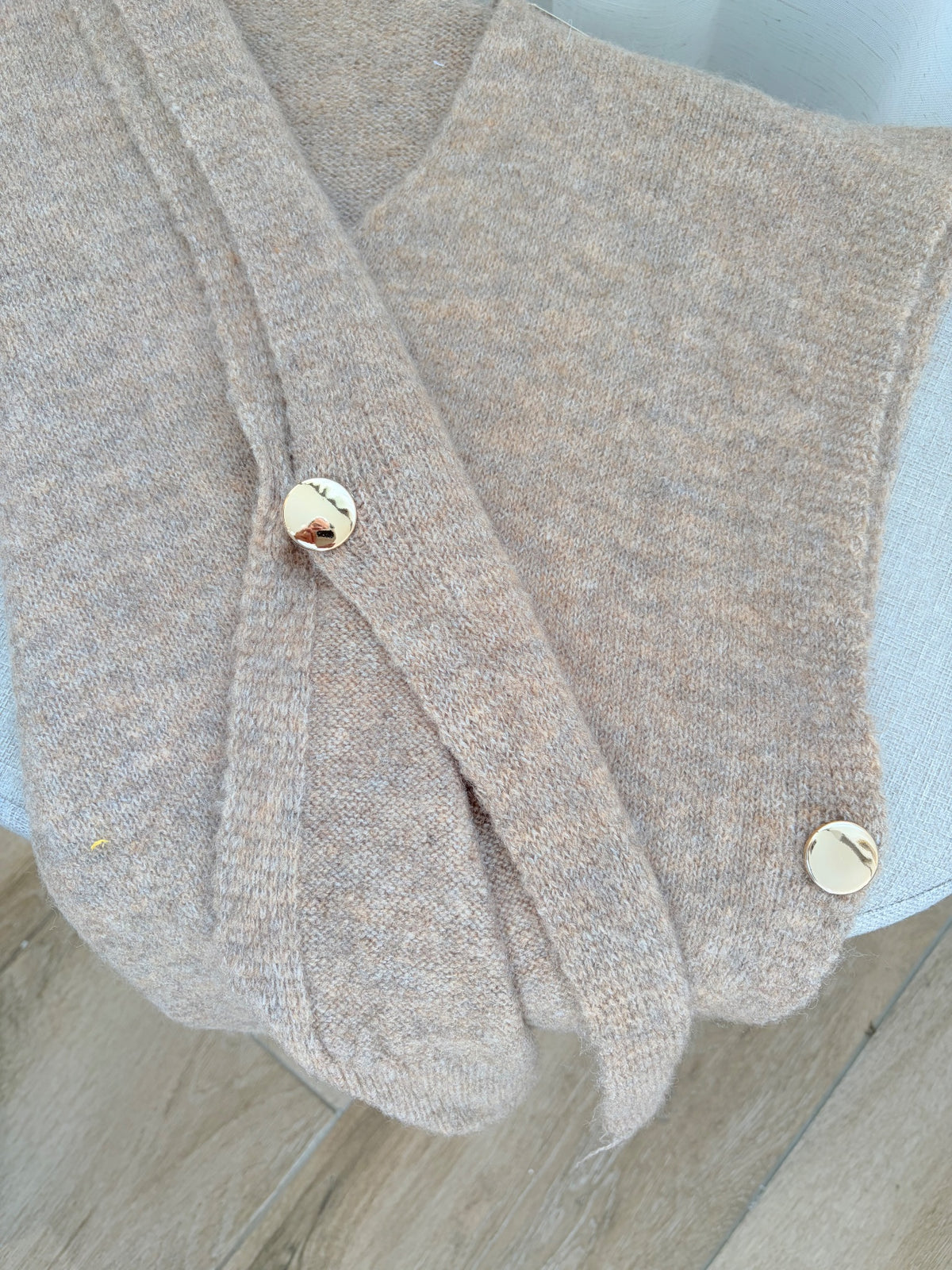Pull sans manches beige — détail de la maille
