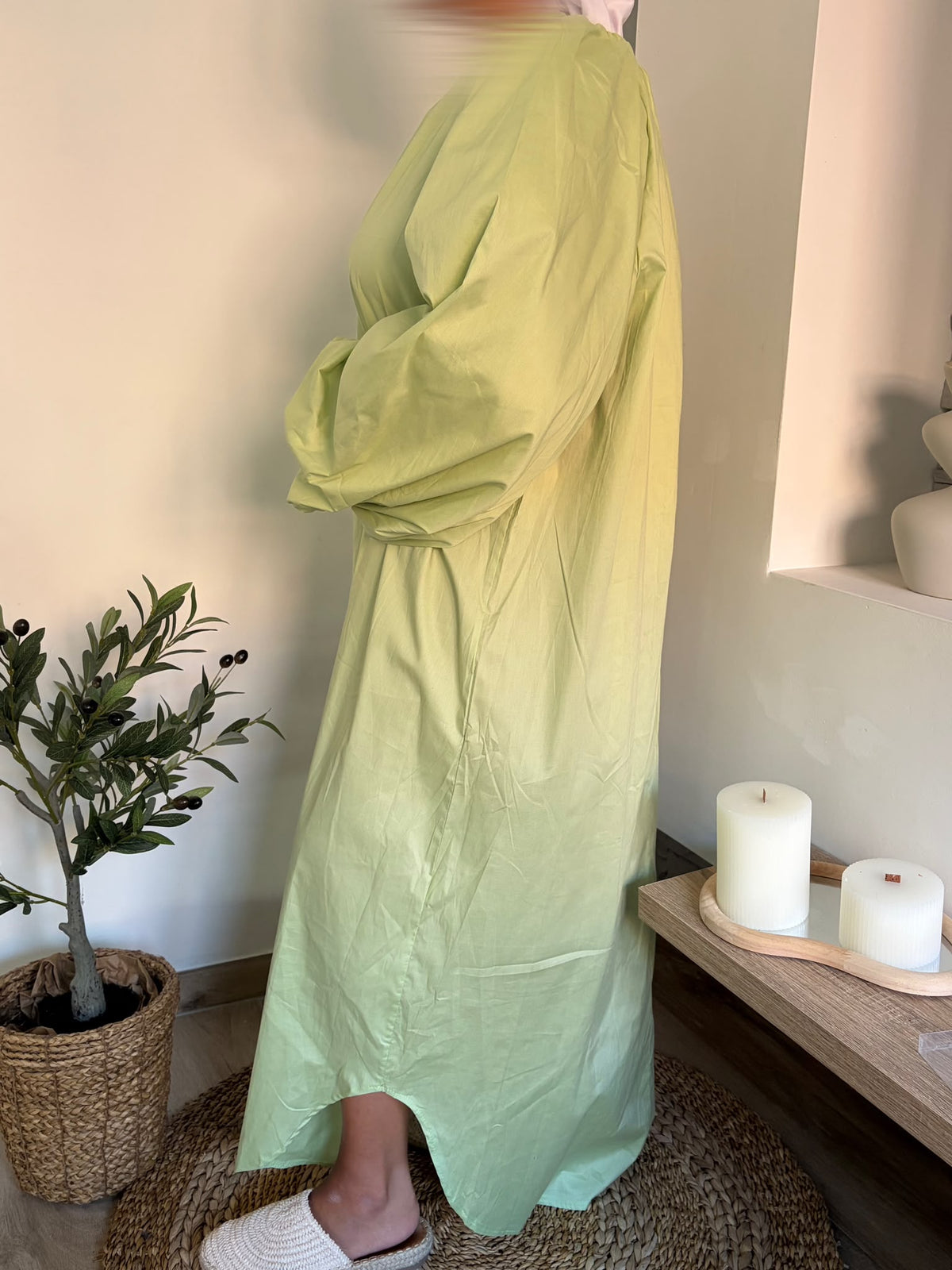 Robe longue vert clair — portée, profil
