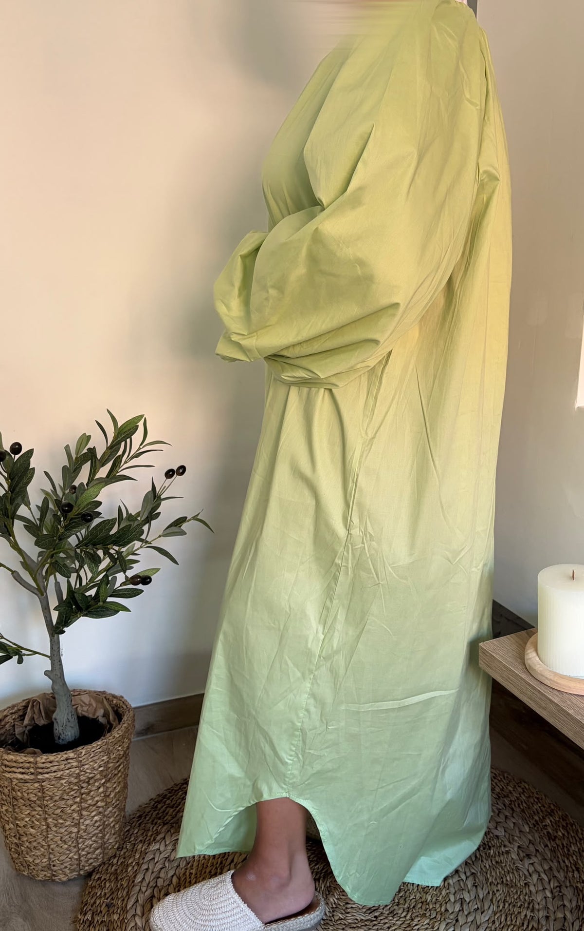 Robe longue vert clair — portée, profil