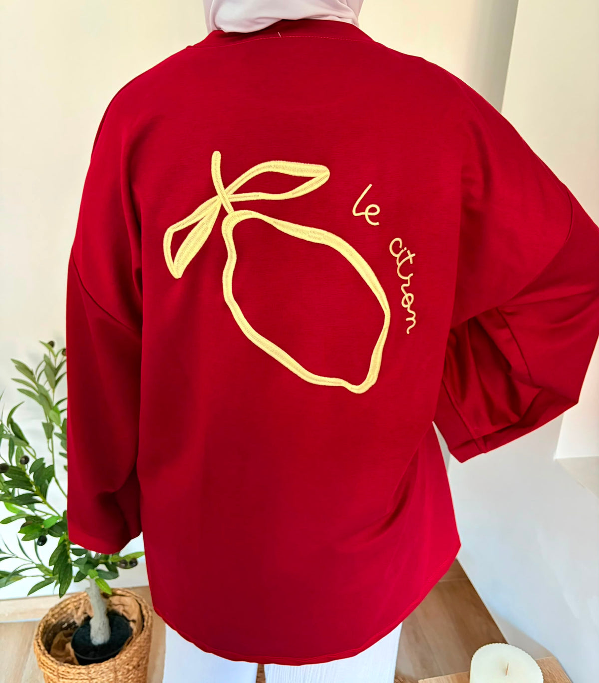 T-shirt brodé Le Citron bordeaux — porté