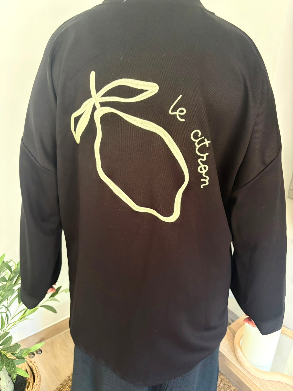 T-shirt brodé Le Citron noir — porté