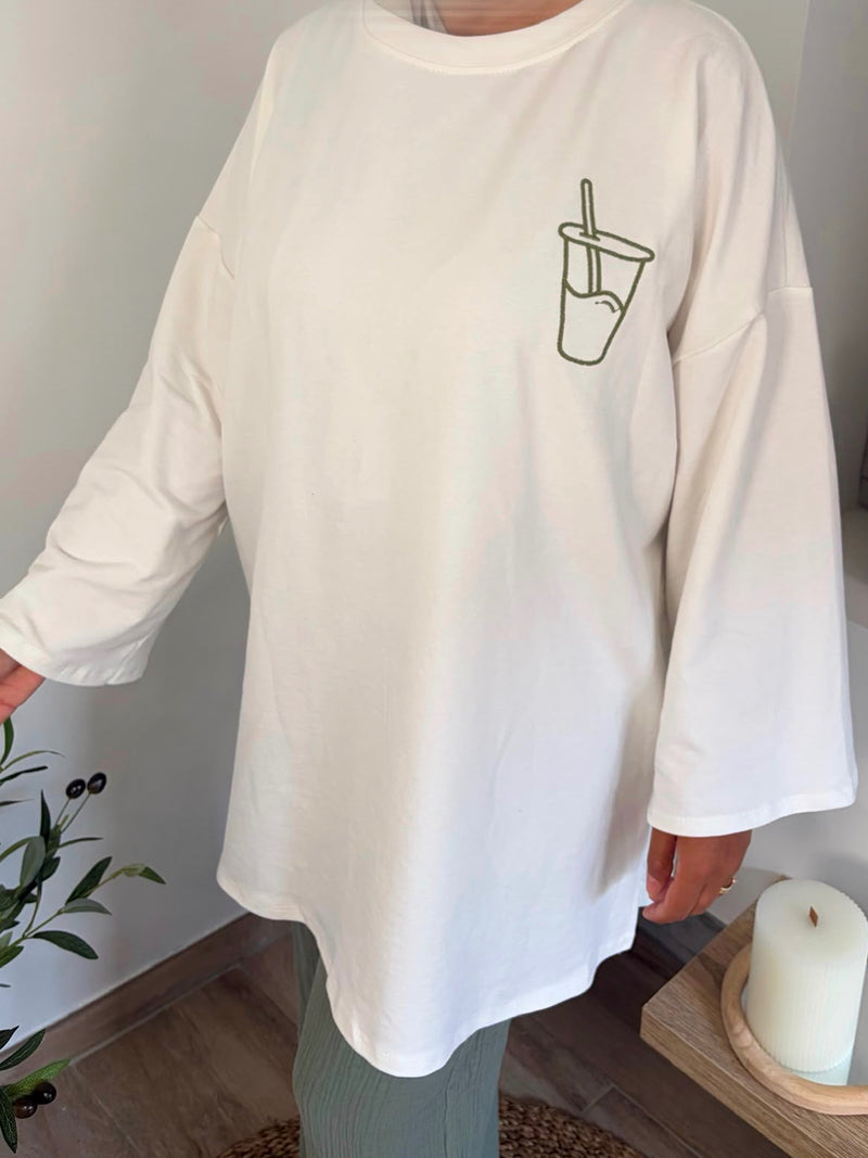 T-shirt brodé Le Matcha blanc — porté