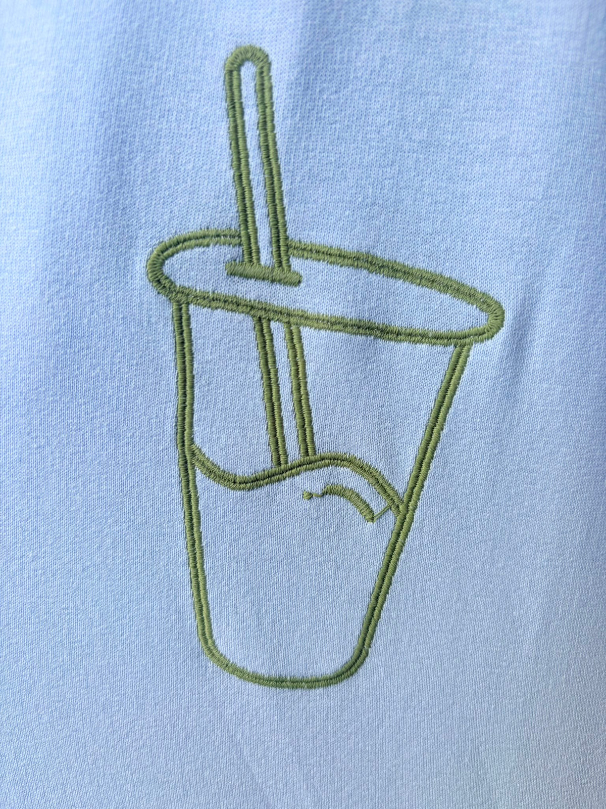 T-shirt brodé Le Matcha bleu clair — broderie