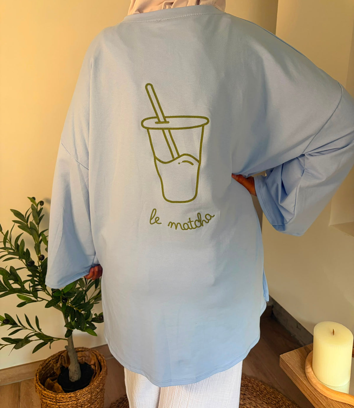 T-shirt brodé Le Matcha bleu clair — porté