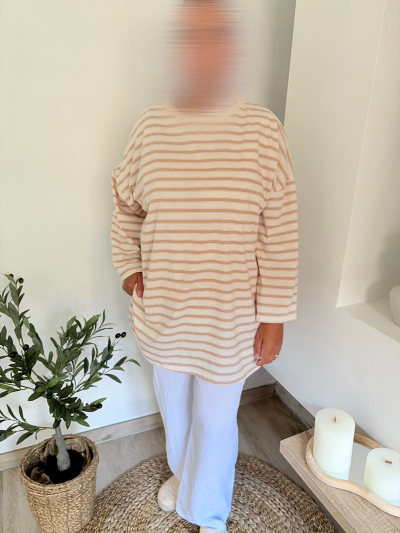 T-shirt rayé beige — porté