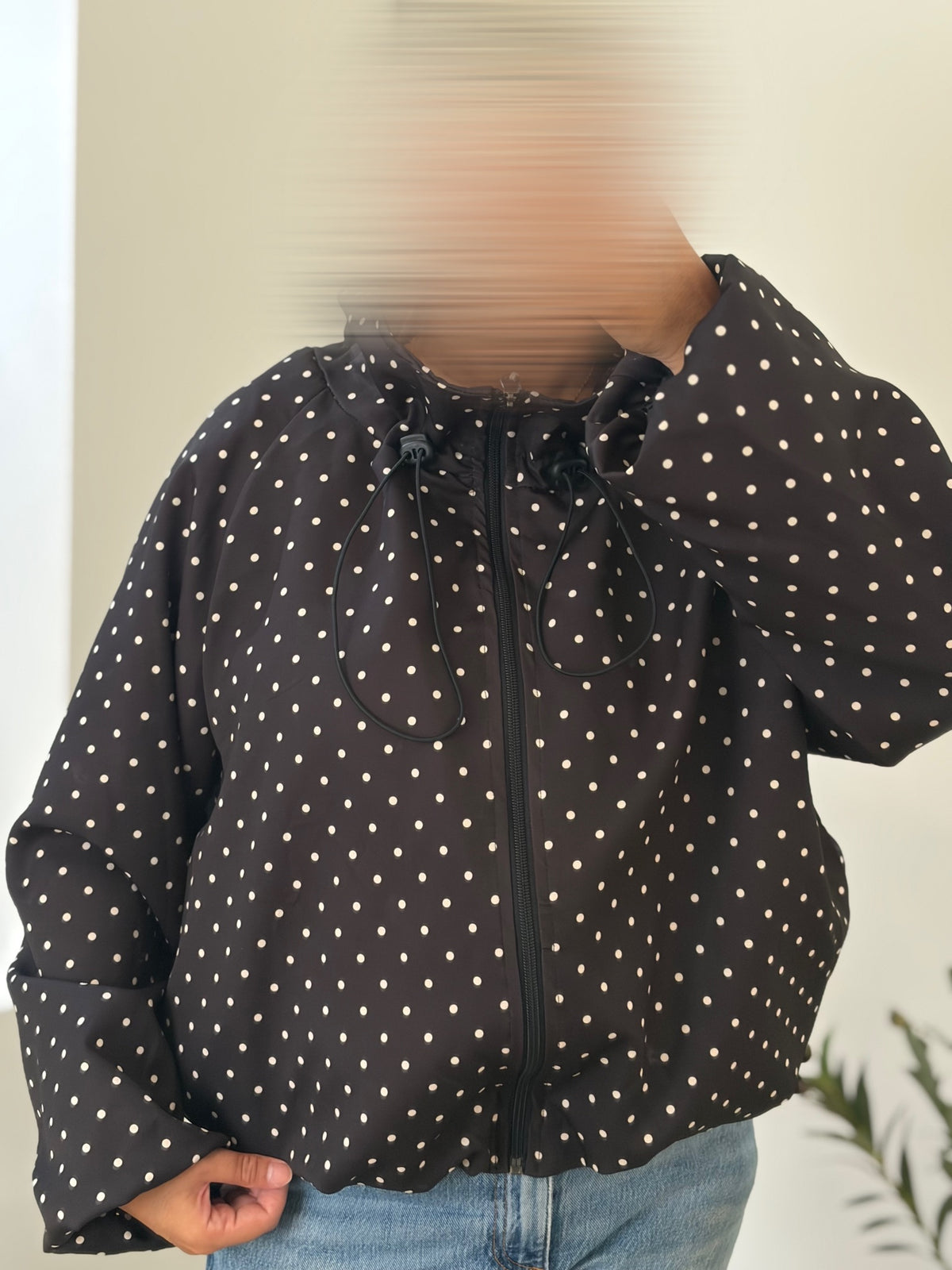 Bomber noir à pois blancs — détail du col et de la fermeture