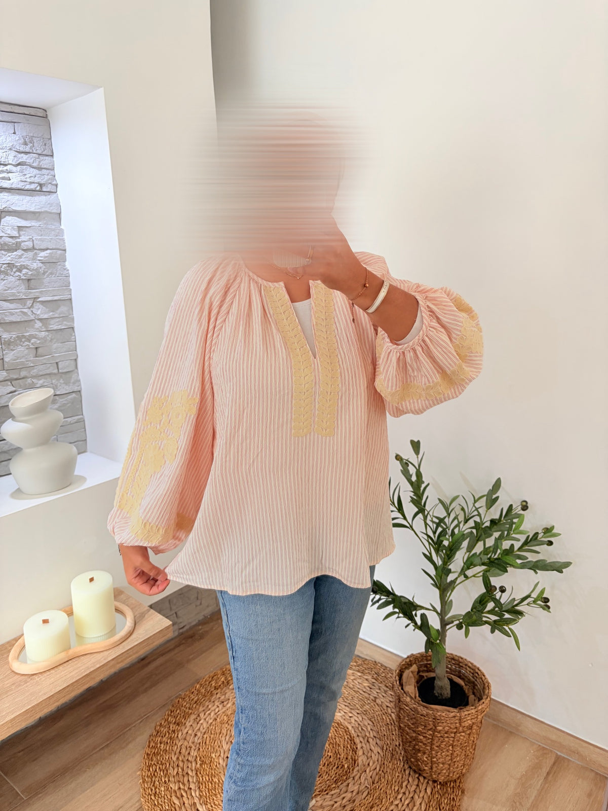 Chemise bohème à rayures roses et broderies florales, portée sur un jean