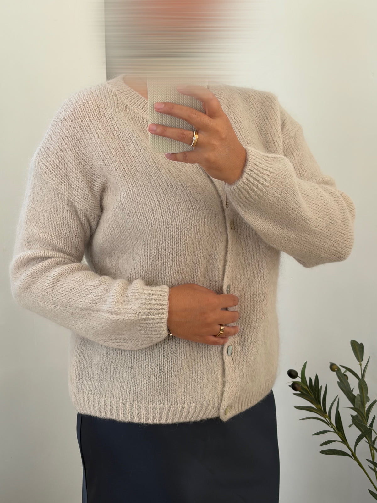 Gilet beige — détail des boutons et de la maille