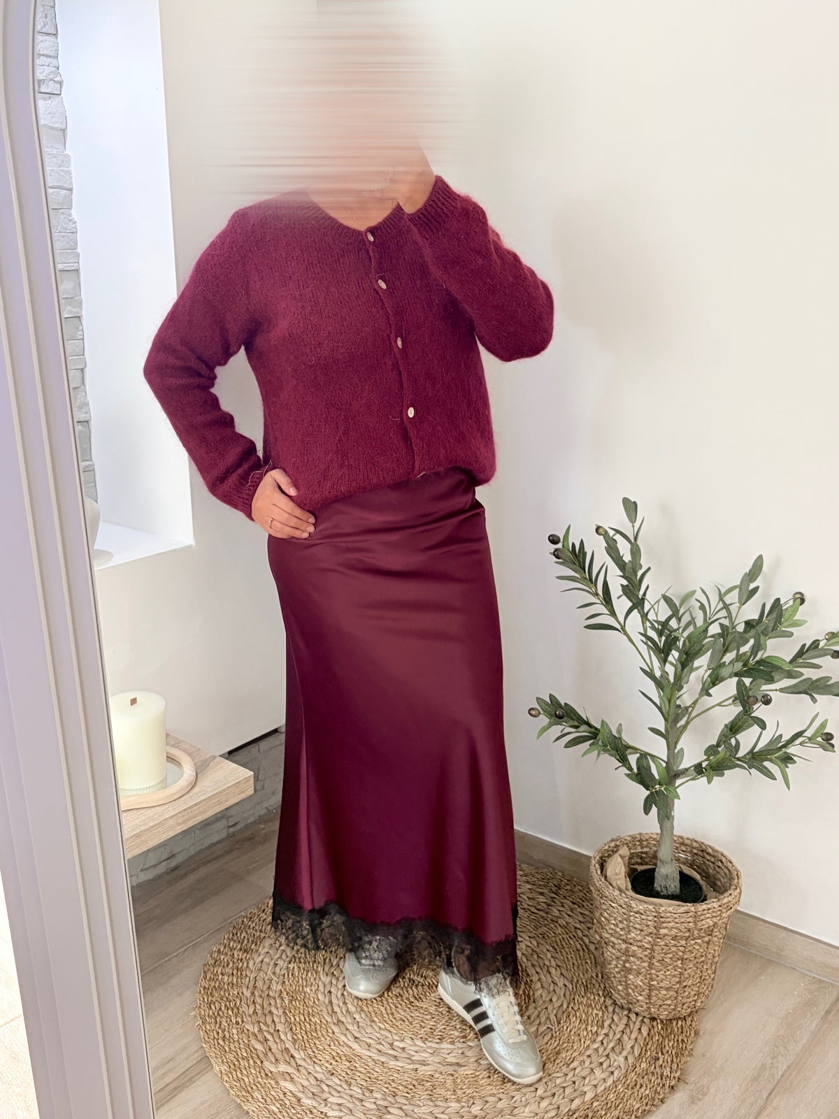 Gilet en mohair bordeaux à boutons porté sur une chemise — Ma douce sœur