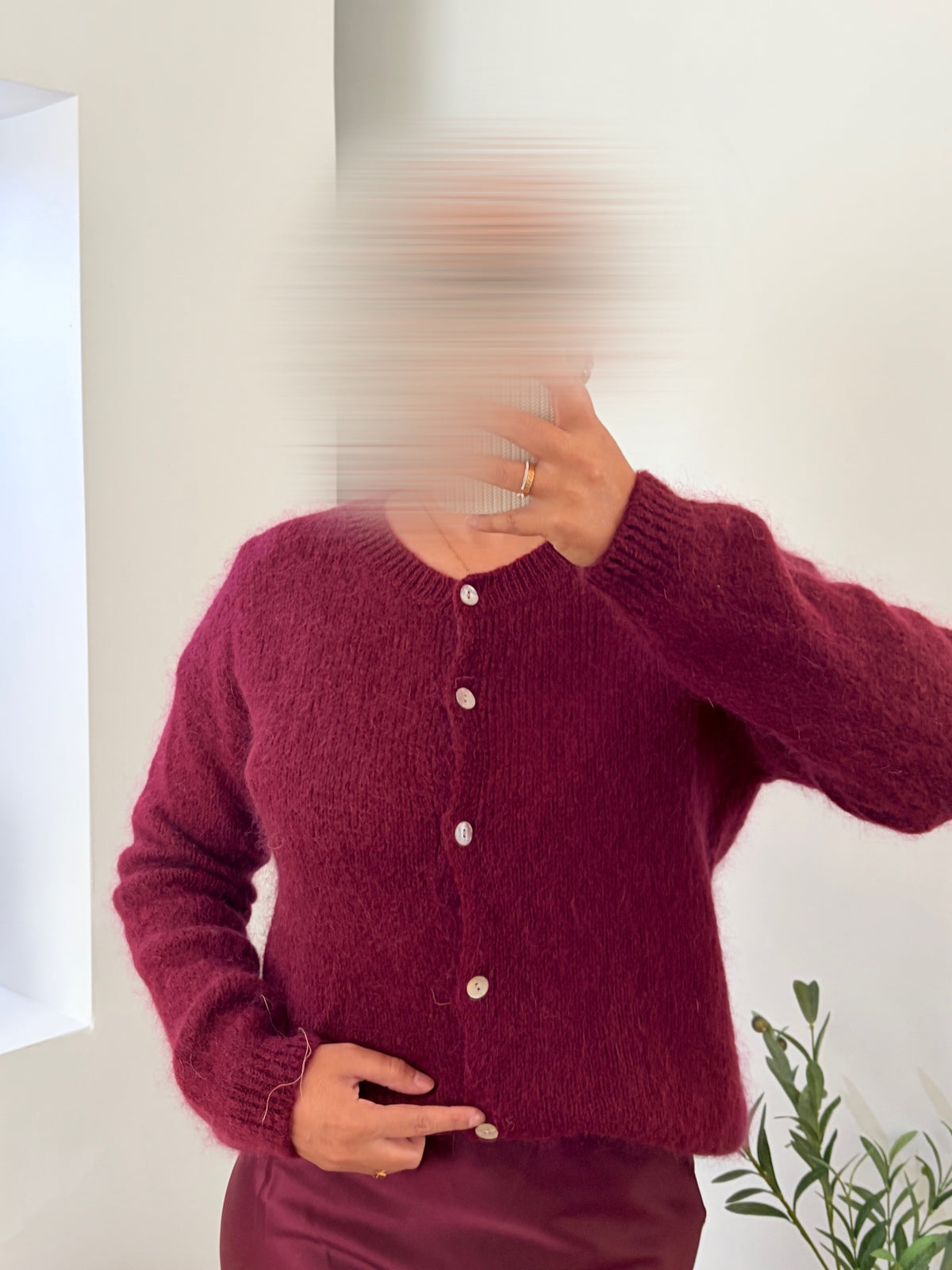 Gilet en mohair bordeaux — boutons nacrés