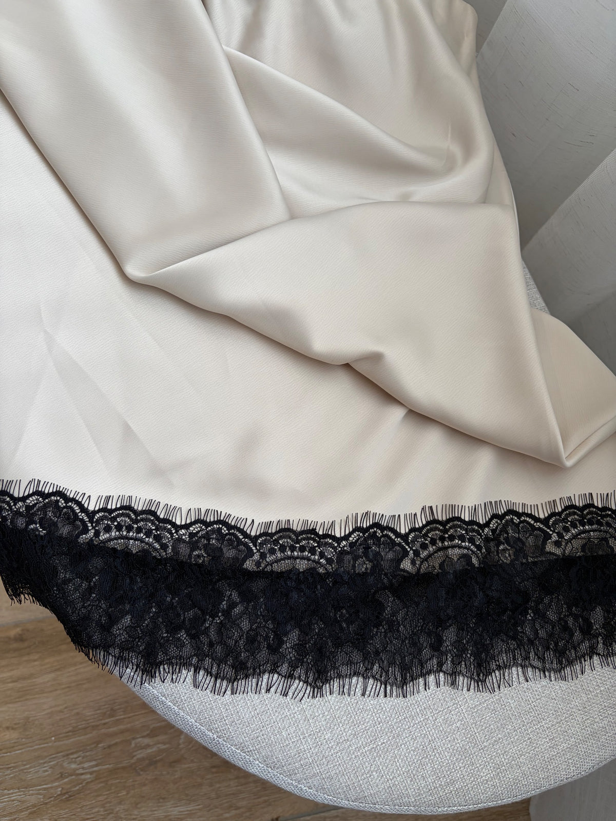 Jupe longue satinée beige — détail de la dentelle