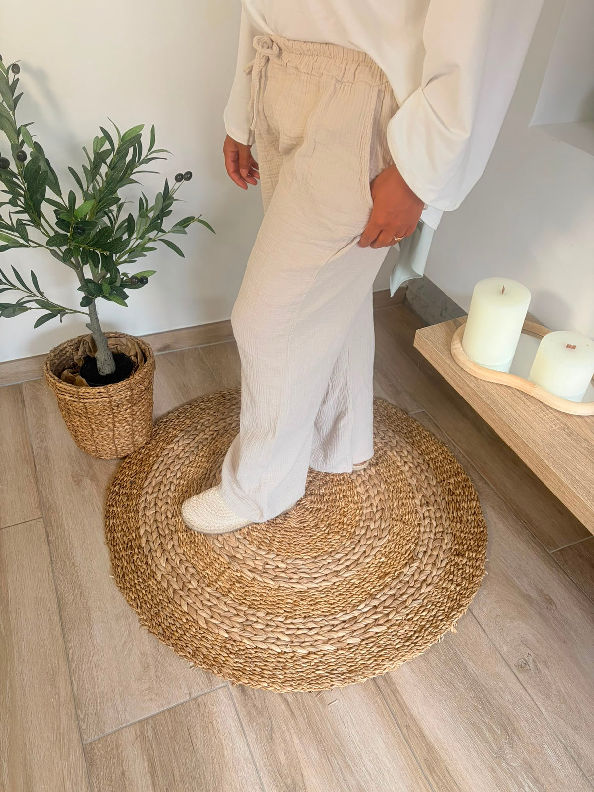 Pantalon simple beige — détail
