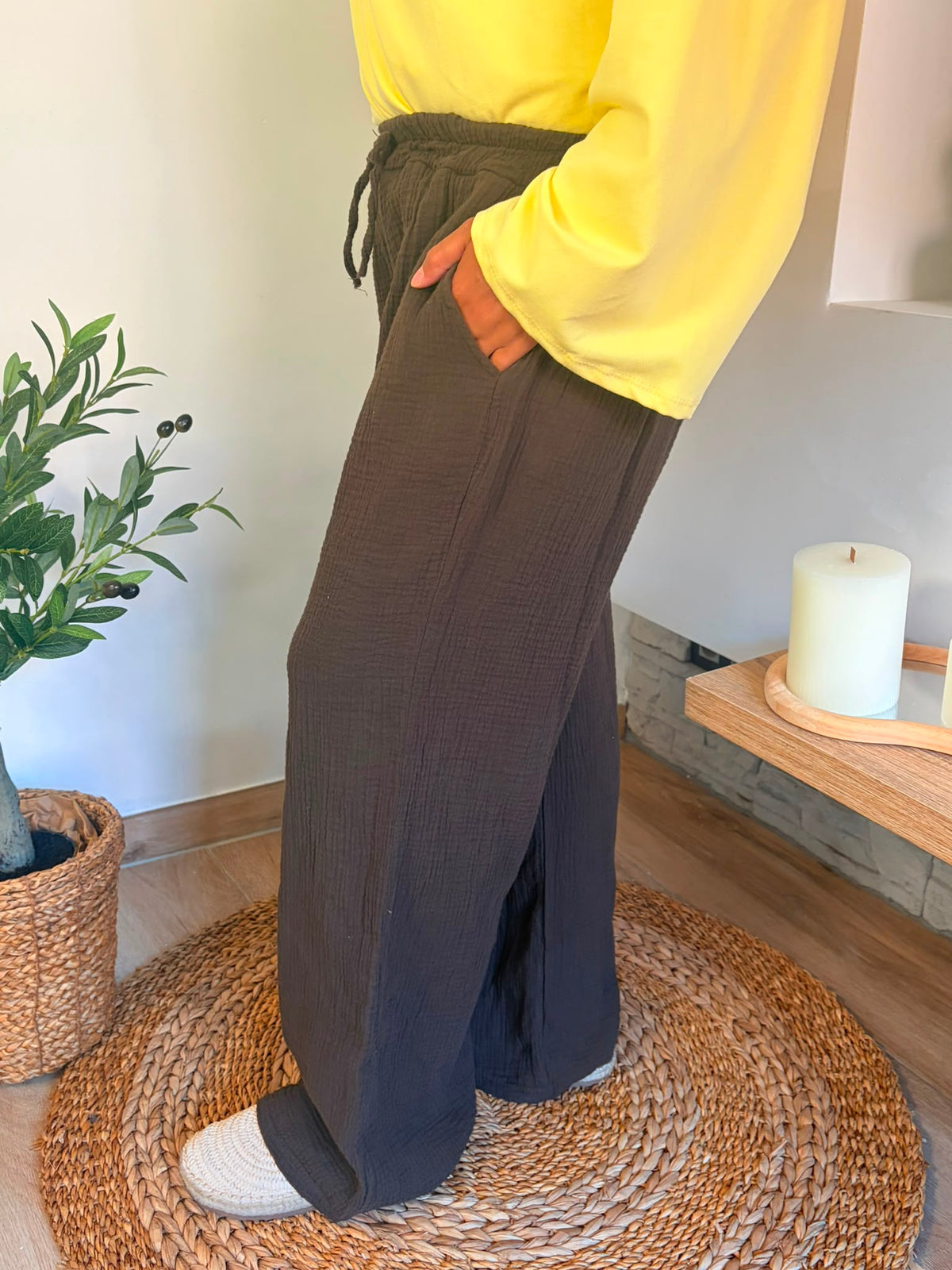Pantalon simple brun — porté