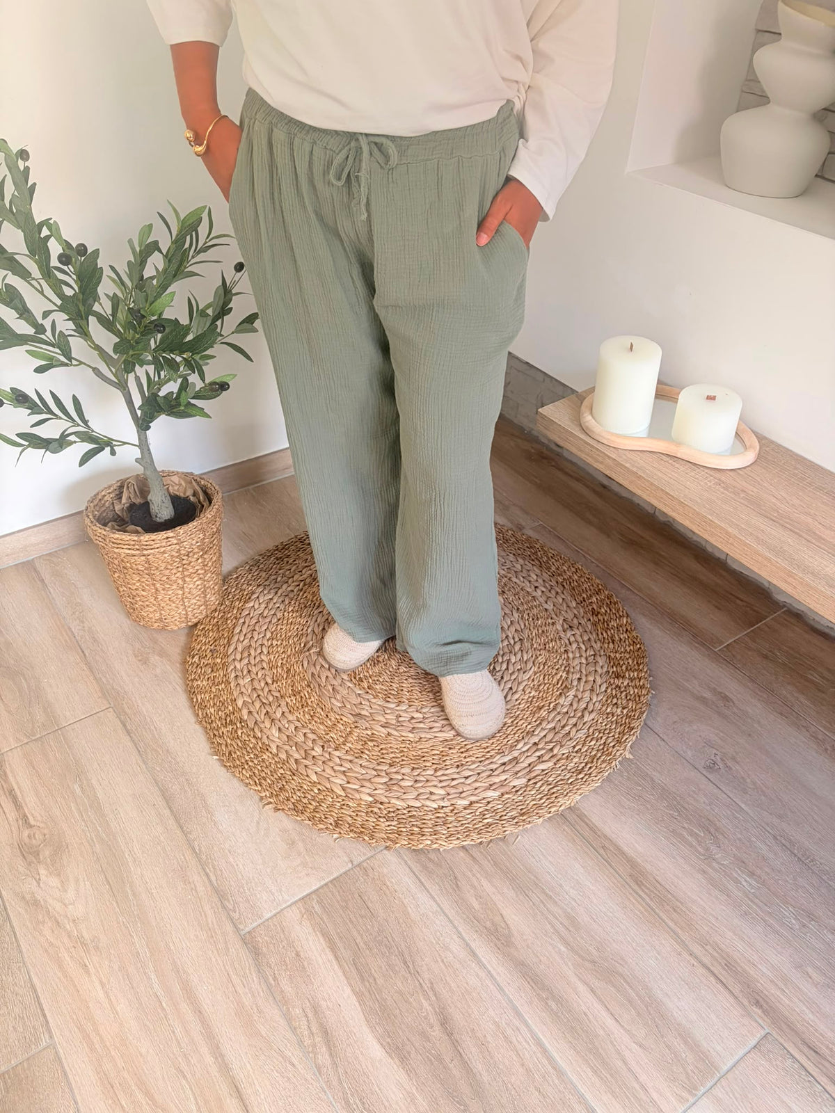 Pantalon simple kaki — détail
