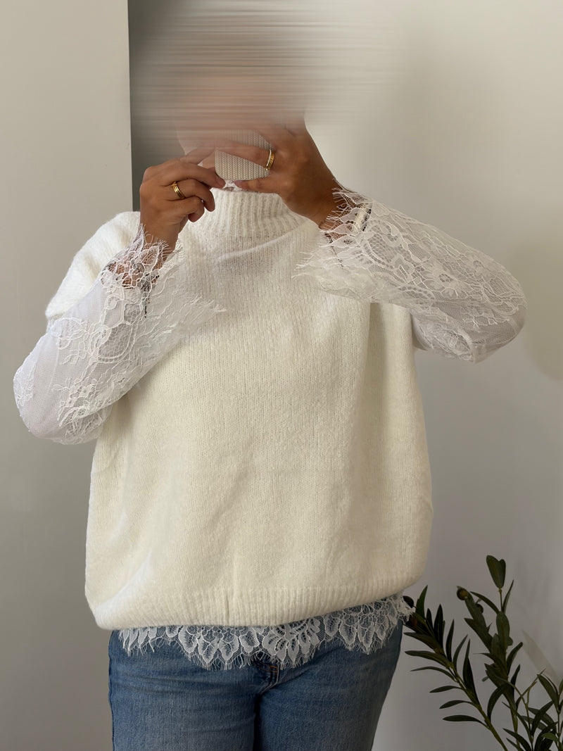 Pull blanc en maille à manches en dentelle florale, porté sur un jean