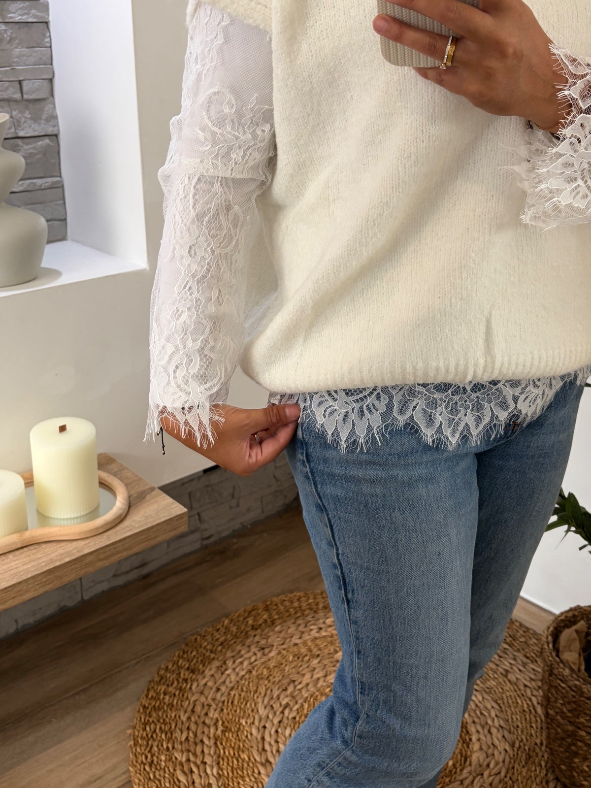 Pull blanc duo en dentelle — détail de la dentelle florale
