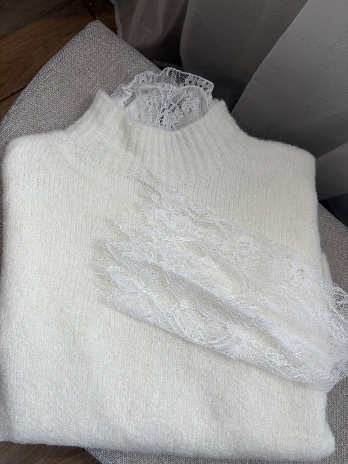 Pull blanc duo en dentelle — détail de la maille