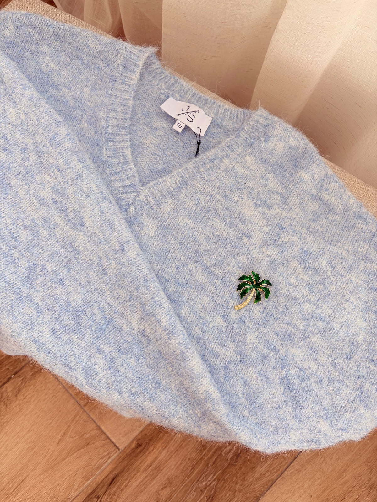 Pull bleu ciel — détail de la maille et du col V