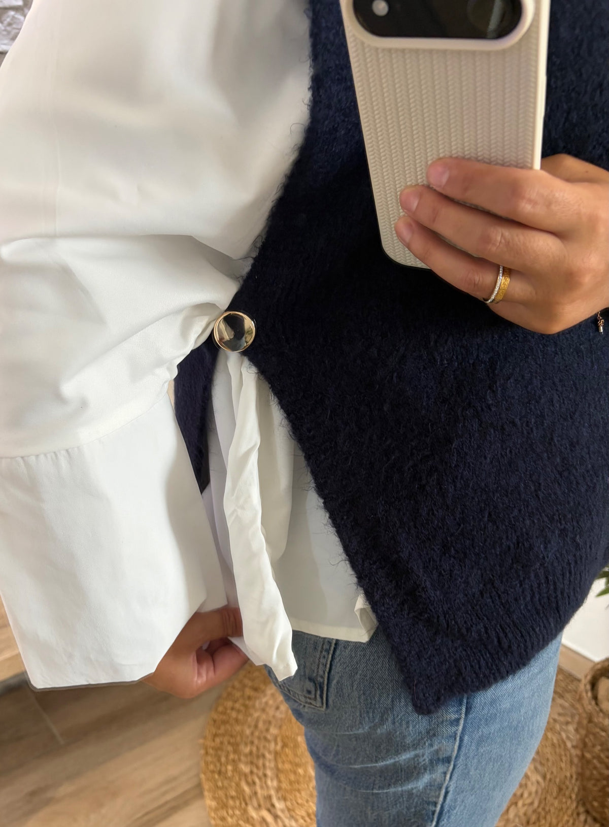 Pull sans manches bleu marine — détail de la maille