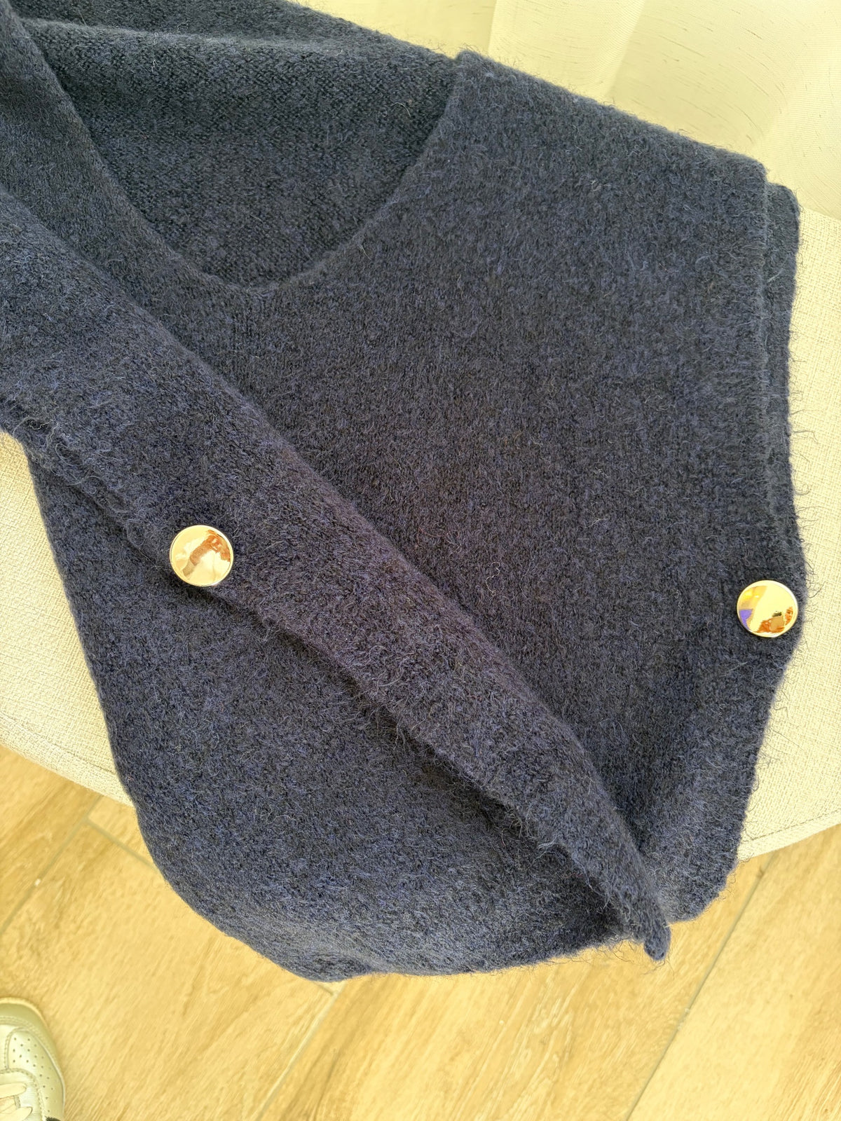Pull sans manches bleu marine — détail des boutons dorés