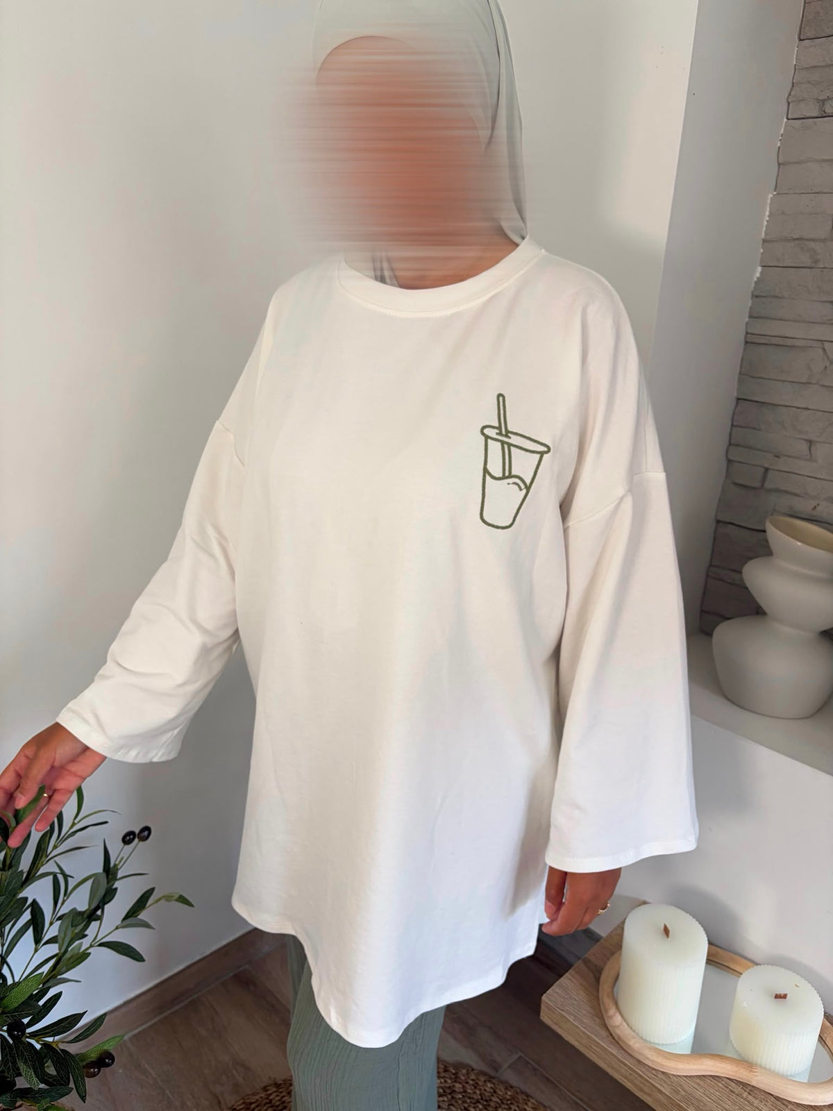T-shirt brodé Le Matcha blanc — porté