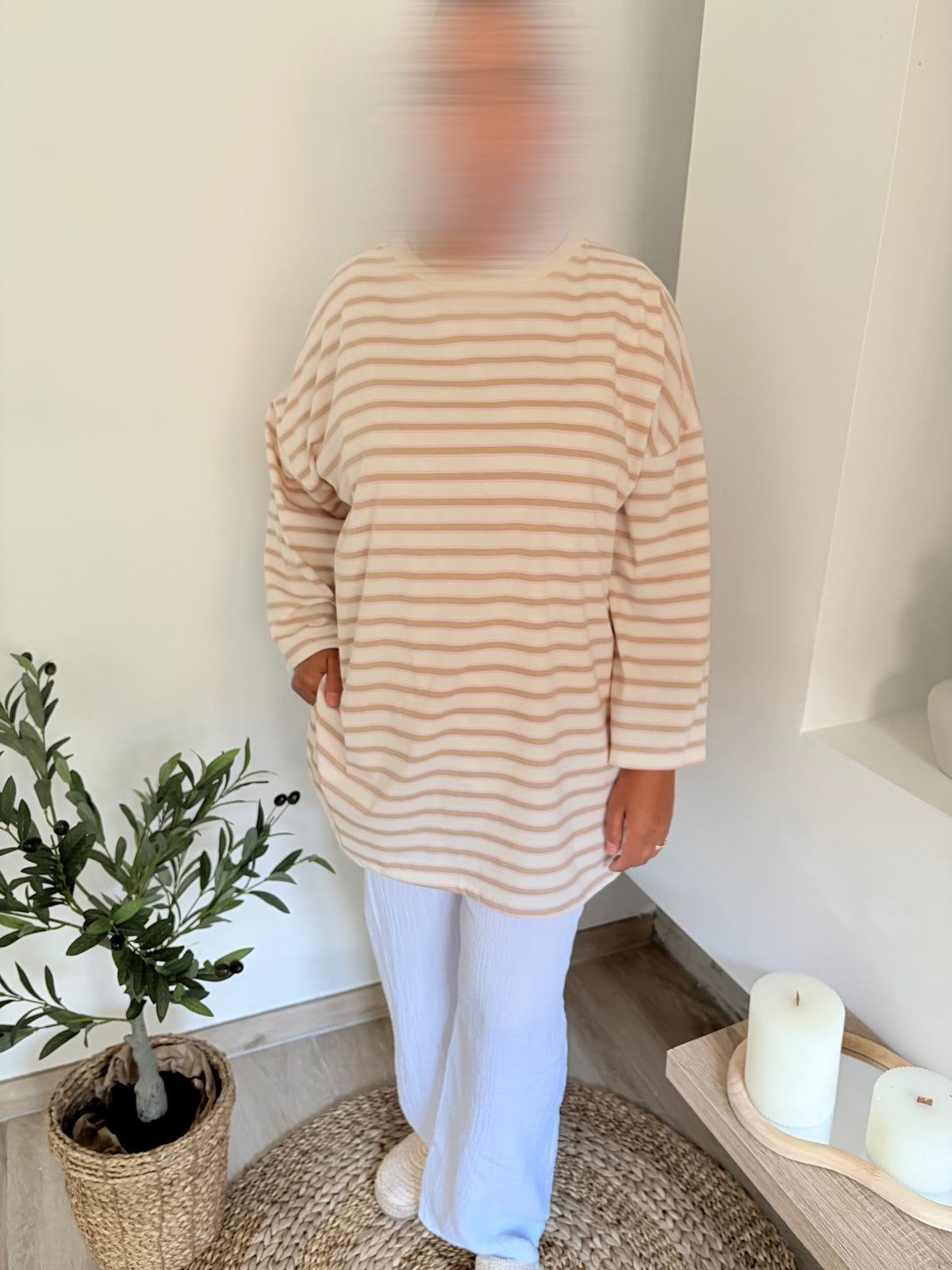 T-shirt rayé beige — porté