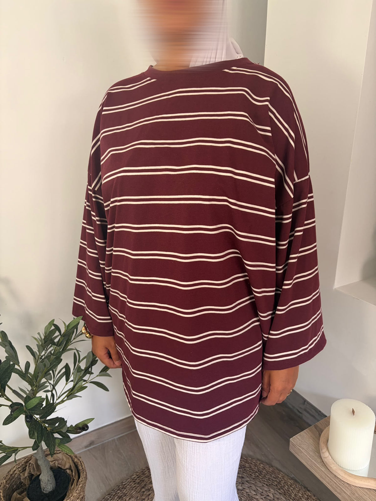 T-shirt rayé bordeaux — porté